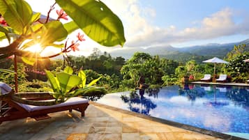 Kolam renang outdoor, dengan kursi berjemur