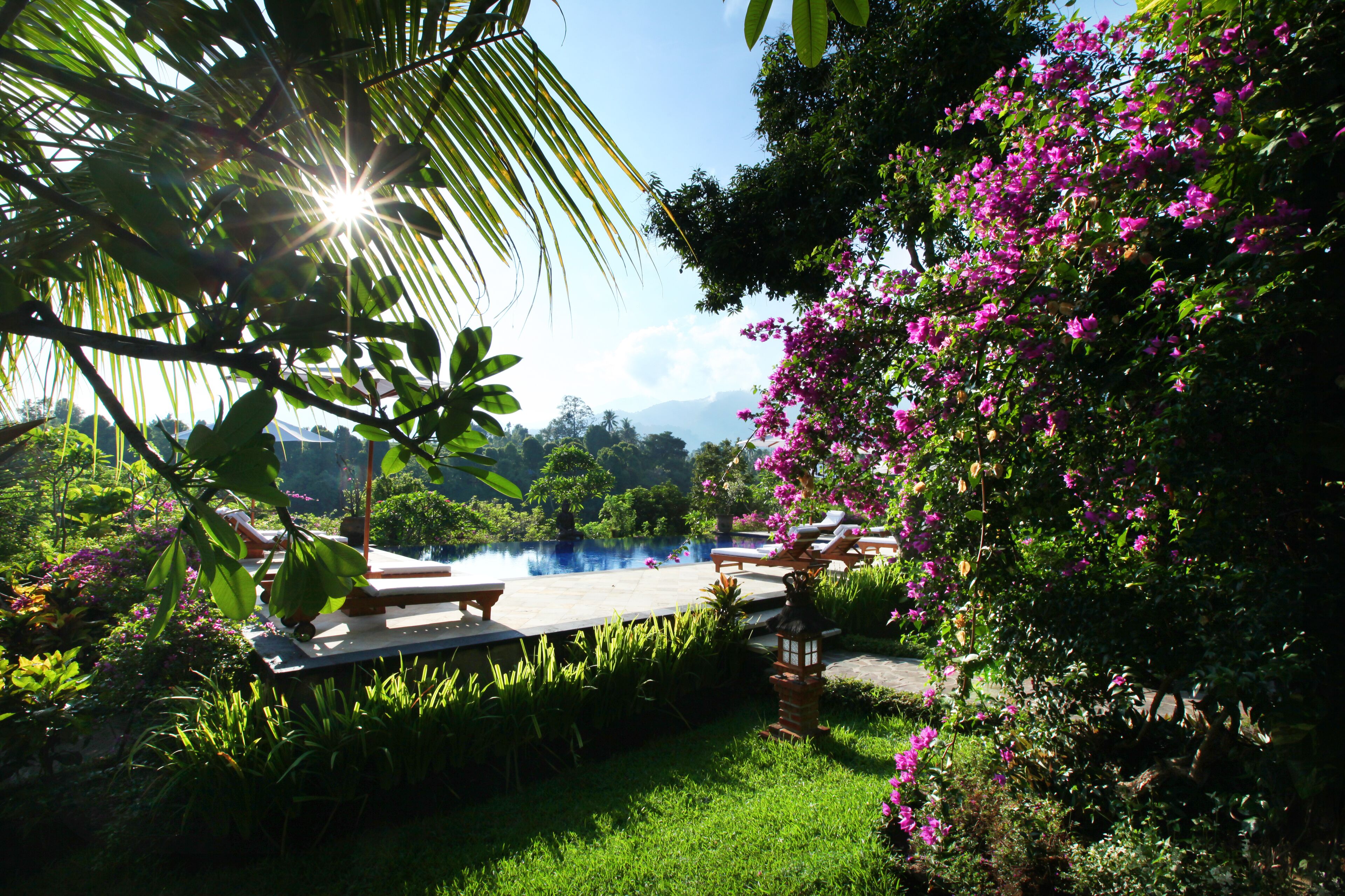 Una piscina al aire libre, tumbonas