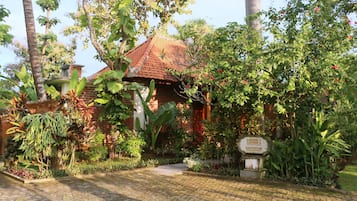 Vista frontal de la propiedad