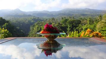 Melayani sarapan, makan siang, dan makan malam