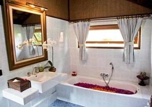 Chambre Double Standard, 1 grand lit | Salle de bain | Ensemble douche/baignoire, chaussons, bidet, serviettes fournies