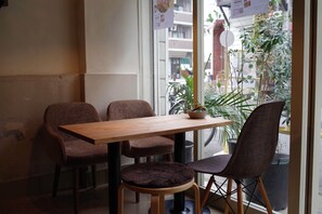 Coffee shop - Ini Kobe Hostel & Cafe Bar (Kobe)