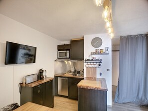 Fridge, microwave, dishwasher, coffee/tea maker