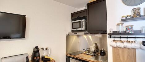 Een koelkast, een microgolfoven, een vaatwasser