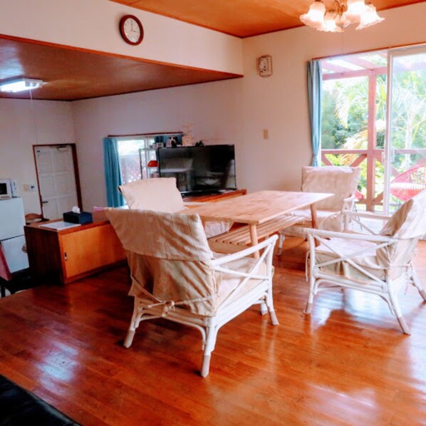 Maison (Private Vacation Home) | Repas dans la chambre