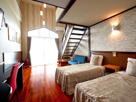 Dúplex, no fumadores | Tabla de planchar con plancha y ropa de cama