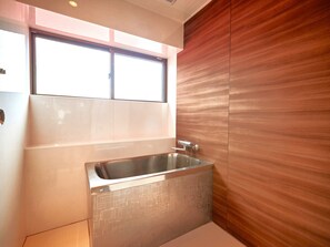 Family Cottage, Non Smoking | Bathroom | Combined shower/tub, free toiletries, hair dryer, slippers