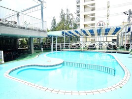 Una piscina al aire libre de temporada