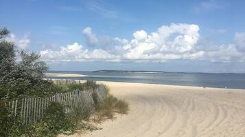 Chaises longues, serviettes de plage