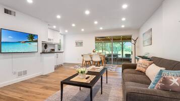 TV connectée, cheminée, lecteur de DVD, table de tennis de table