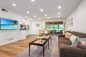 Smart TV, fireplace, DVD player, table tennis - Live on the Water: Dock, Beach, Boat, Kayak & Fish (Southampton)