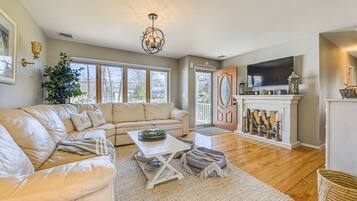 TV connectée, cheminée, lecteur de DVD, table de tennis de table