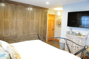 6 bedrooms, desk, iron/ironing board, free WiFi