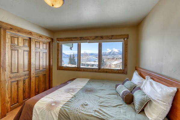 2 عدّة غرف نوم وإنترنت مجاني وملاءات أسرّة