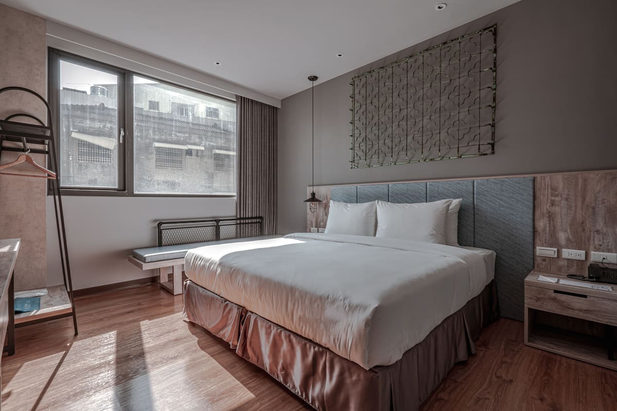Deluxe Double Room | Bar mini percuma, peti besi dalam bilik, dihias secara berasingan, meja