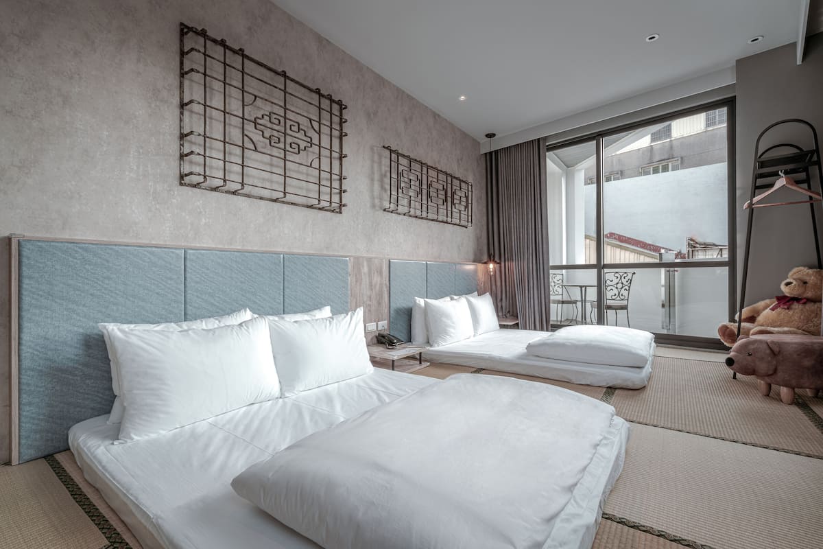 Deluxe Quadruple Room, Balcony | Bar mini percuma, peti besi dalam bilik, dihias secara berasingan, meja