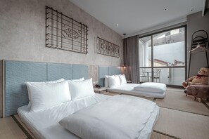 Deluxe Quadruple Room, Balcony | Free minibar, in-room safe, individually decorated, desk - Somer Chew Hotel (Tainan)