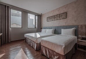 Minibar con artículos gratuitos y caja de seguridad en la habitación 