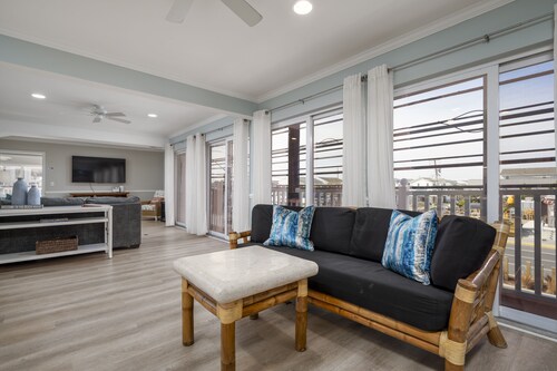 ROOM FOR EVERYONE! 6 BR, 6 1/2 BA in OCEAN BLOCK! 23-3 Bellevue Street, Dewey