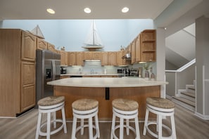 Kjøleskap, mikrobølgeovn, ovn og kokeplater