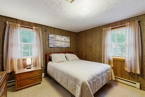 4 bedrooms, Internet, bed sheets - Quaint, ranch style home in Oak Bluffs with central air (Oak Bluffs)