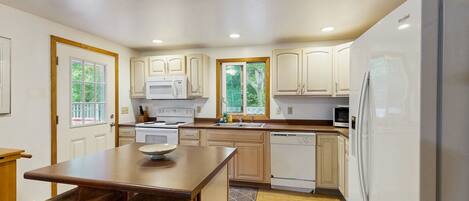 Jääkaappi, mikroaaltouuni, uuni, liesi