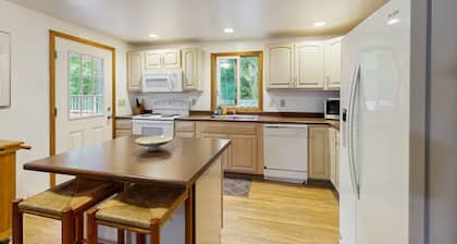 Quaint, ranch style home in Oak Bluffs with central air