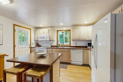 Quaint, ranch style home in Oak Bluffs with central air