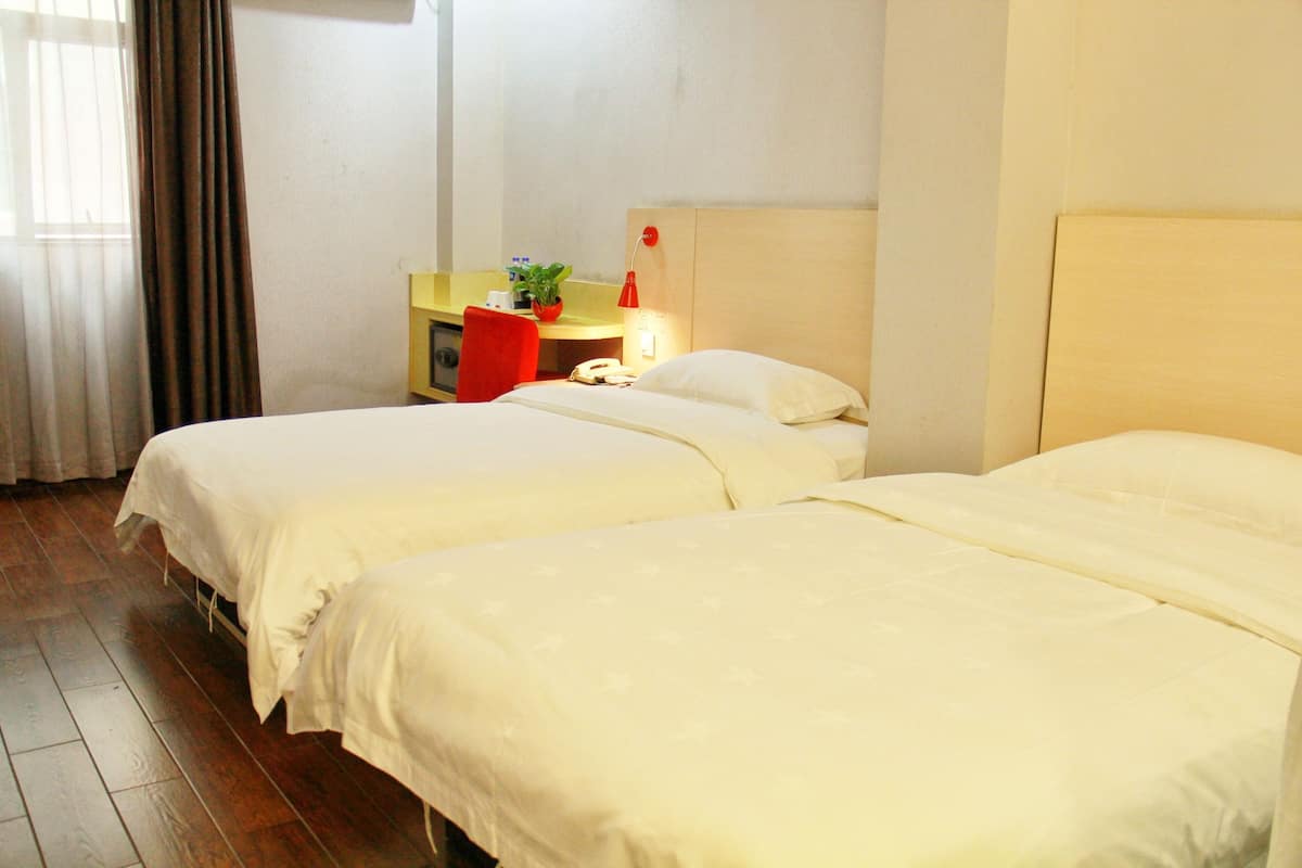 Chambre classique avec lits jumeaux | Bureau, rideaux d’obscurcissement, accès au Wi-Fi (inclus)