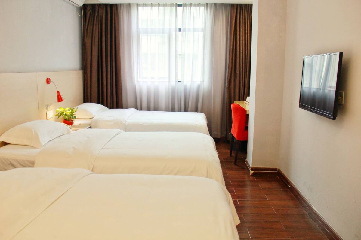 Classic Triple Room | Desk, blackout drapes, free WiFi