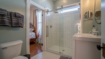 Ensemble douche/baignoire, sĂšche-cheveux, serviettes fournies, savon
