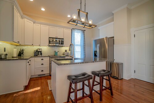 Newly remodeled historic house just steps from the WASHINGTON SQUARE! Sleeps 10!