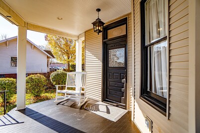 Newly remodeled historic house just steps from the WASHINGTON SQUARE! Sleeps 10!