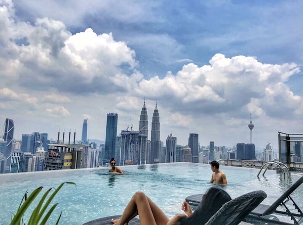 2 outdoor pools
