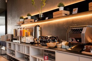 Refrigerador, microondas, parrilla de estufa y tetera eléctrica 