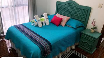 1 habitación, muebles diferentes y tabla de planchar con plancha