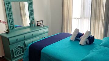 1 habitación, muebles diferentes y tabla de planchar con plancha