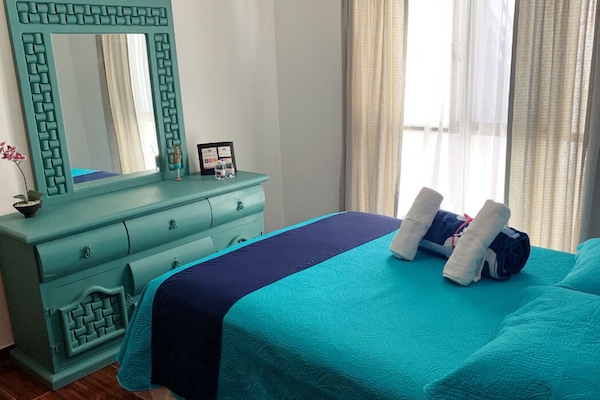 1 habitación, muebles diferentes y tabla de planchar con plancha