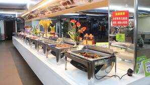 Een buffetgedeelte met meerdere stations voor eten en een bord met daarop een indicatie van hoge temperatuur.