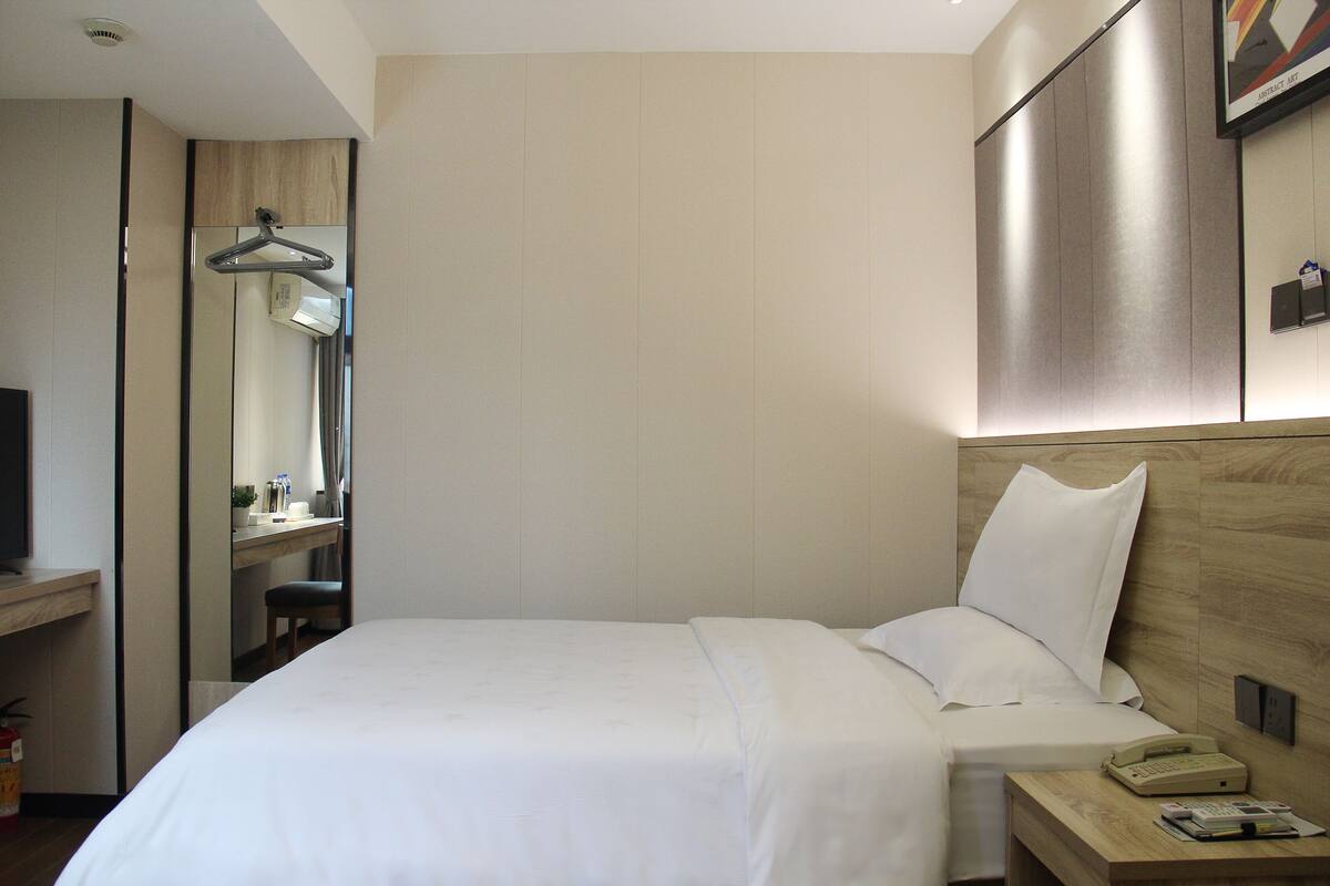 Business Double Room | Free WiFi