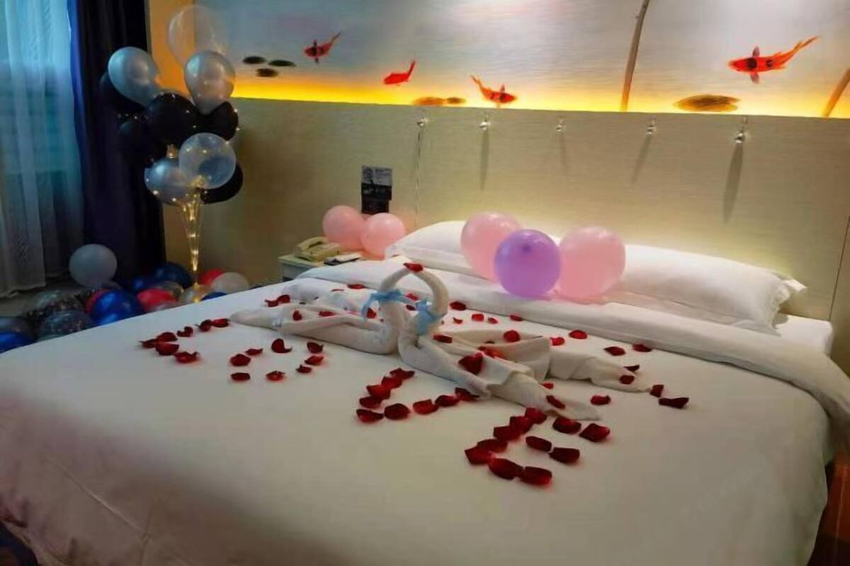 Escritorio, cortinas blackout y tabla de planchar con plancha