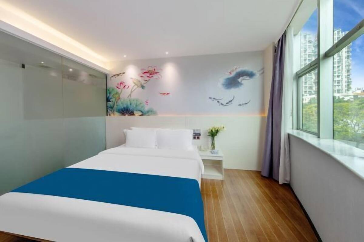 Escritorio, cortinas blackout y tabla de planchar con plancha