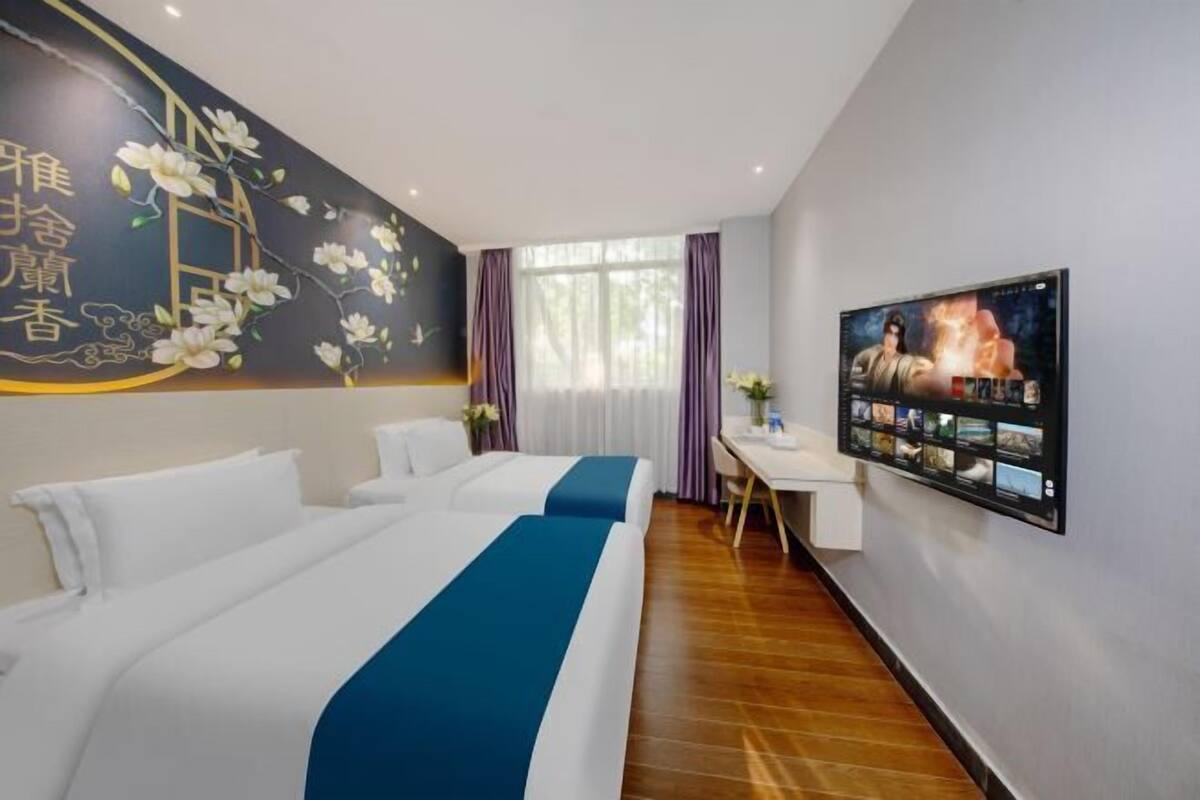 Escritorio, cortinas blackout y tabla de planchar con plancha