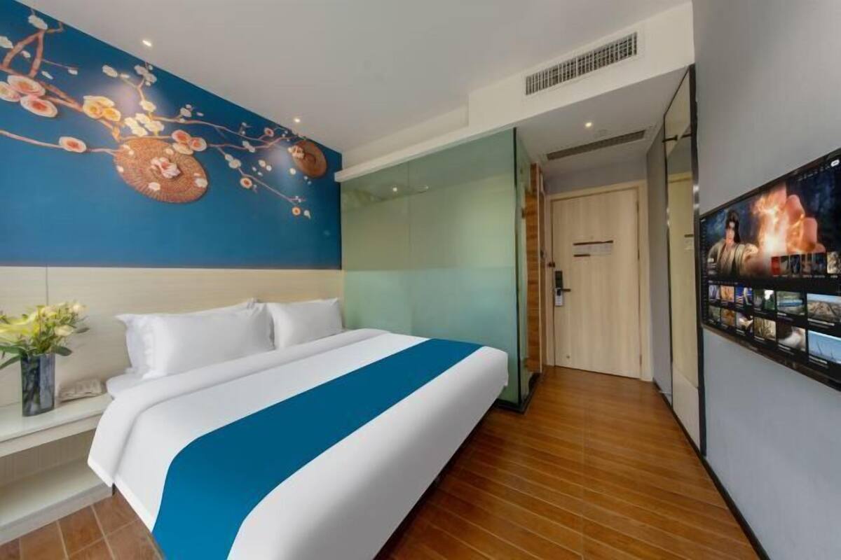 Escritorio, cortinas blackout y tabla de planchar con plancha