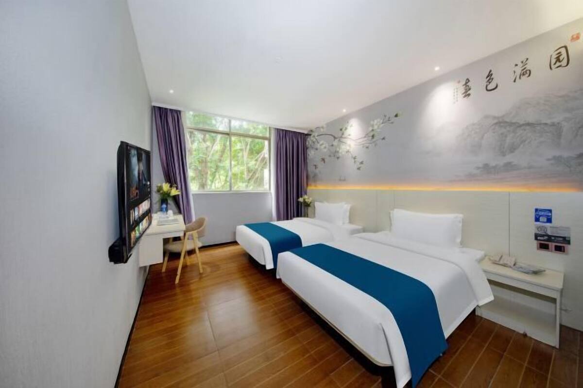 Escritorio, cortinas blackout y tabla de planchar con plancha