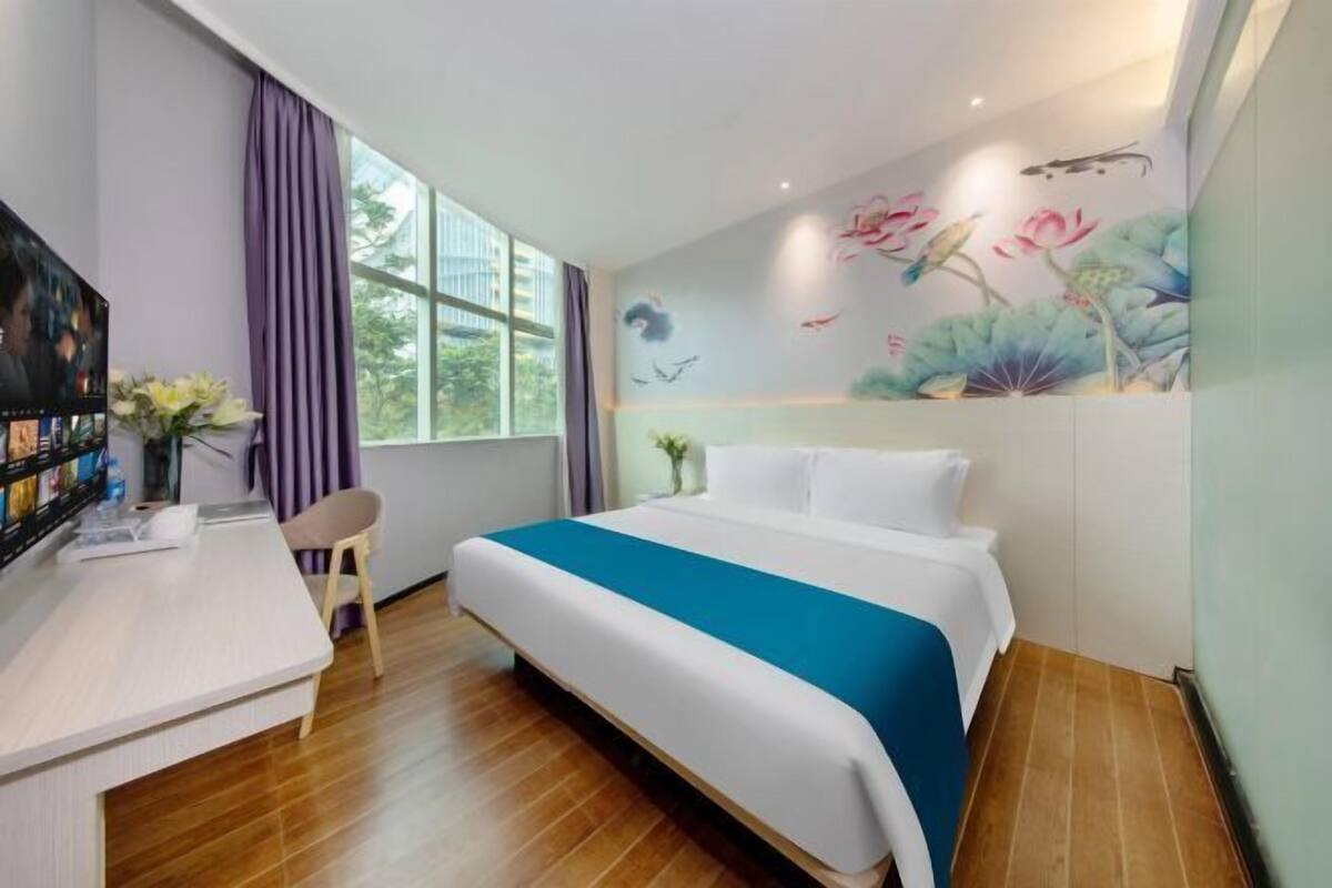 Escritorio, cortinas blackout y tabla de planchar con plancha