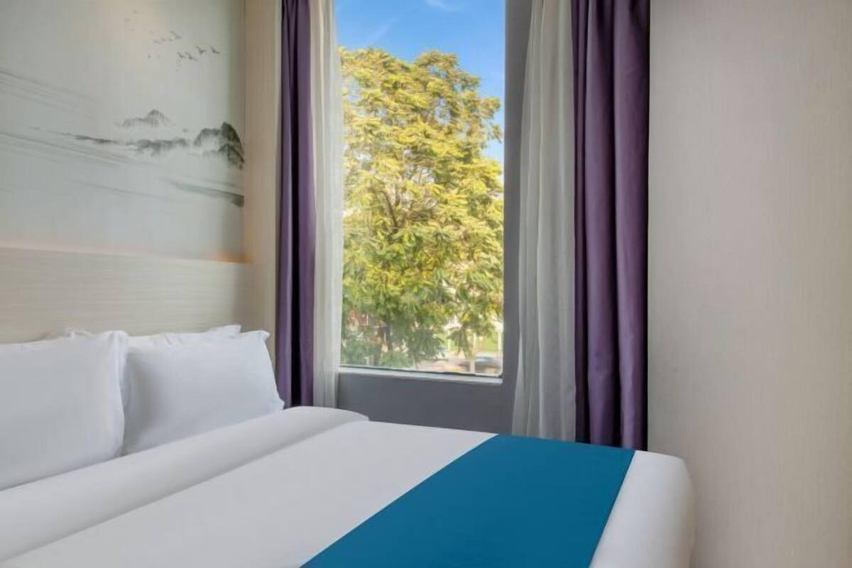 Escritorio, cortinas blackout y tabla de planchar con plancha