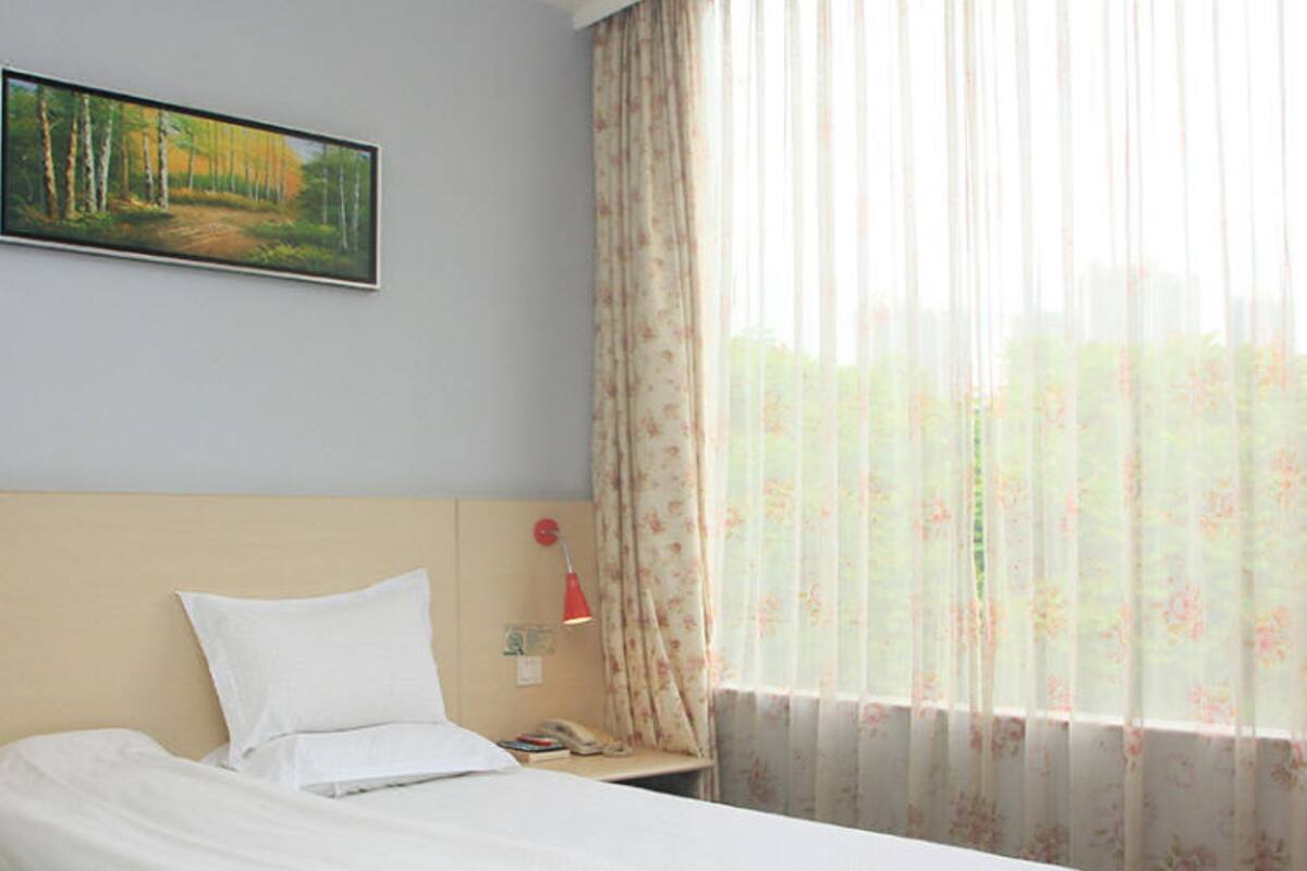 Escritorio, cortinas blackout y tabla de planchar con plancha