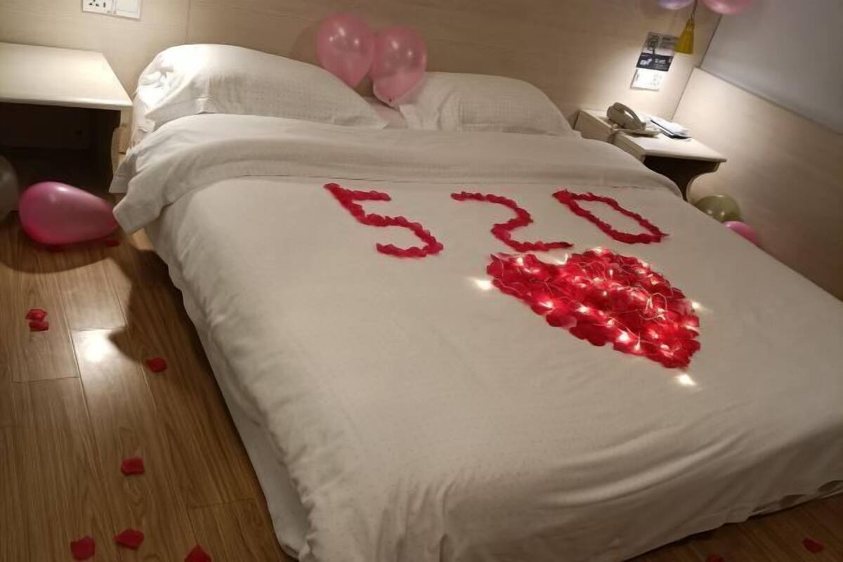 Escritorio, cortinas blackout y tabla de planchar con plancha