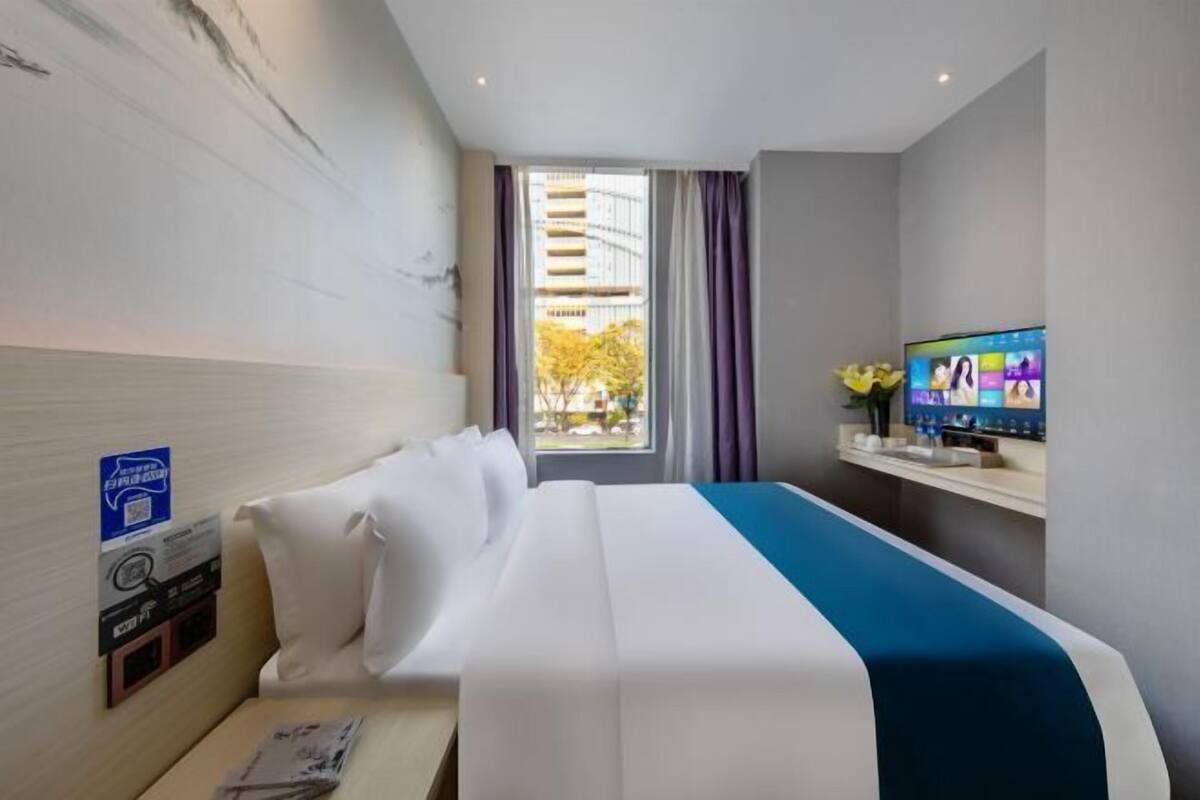 Escritorio, cortinas blackout y tabla de planchar con plancha